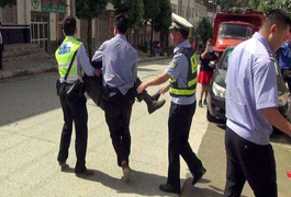當(dāng)民警遇上碰瓷，這樣執(zhí)法讓我驚呆了